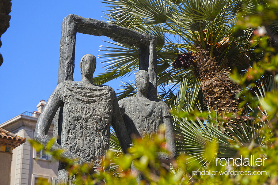 Visita al nucli antic de Figueres. Alt Empordà. Monument de l'Agrupació Mútua.