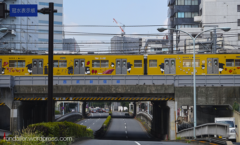 El metro elevat, al barri d'Okubo a Tòquio.