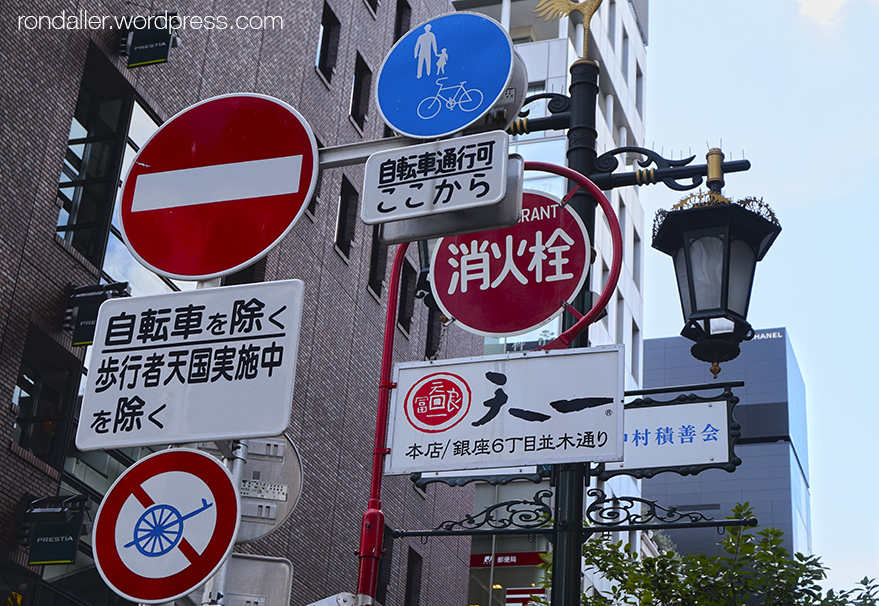 Curiositats del Japó. Senyalètica als carrers de Tokyo.