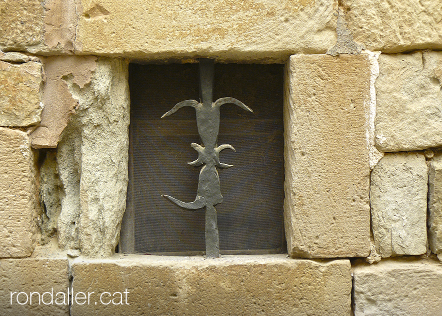 Reixa en una finestra del carrer Àngel Guimerà de Copons.