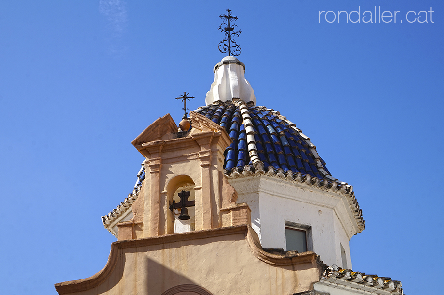 Passejada per Onda. Detall del campanar i la cúpula de la capella de Sant Vicent.