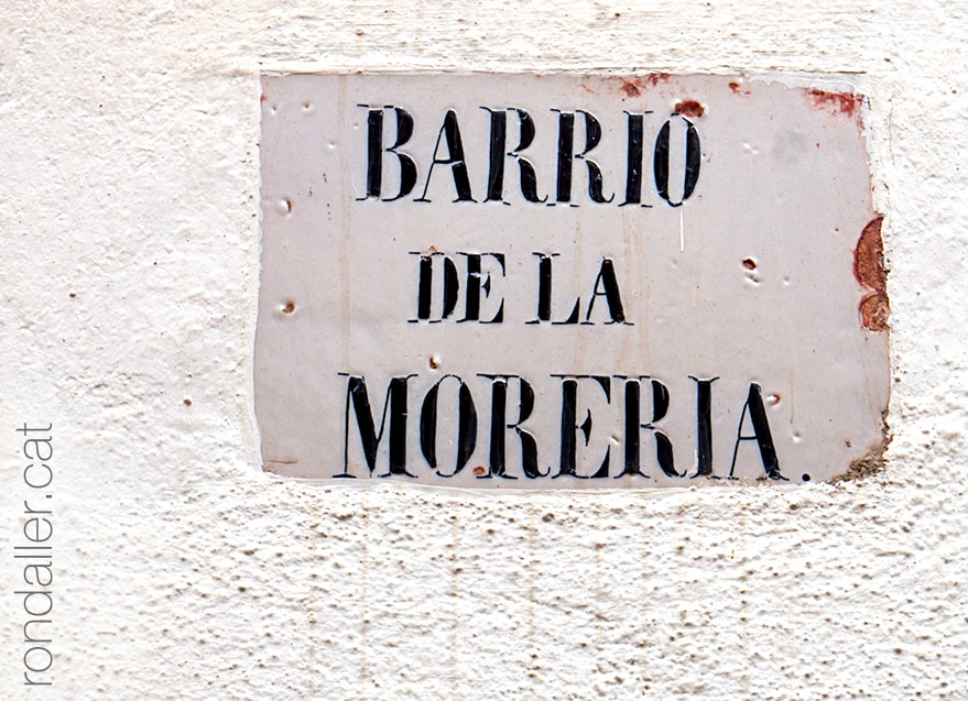 Rajola ceràmica amb el text "Barrio de la Moreria".