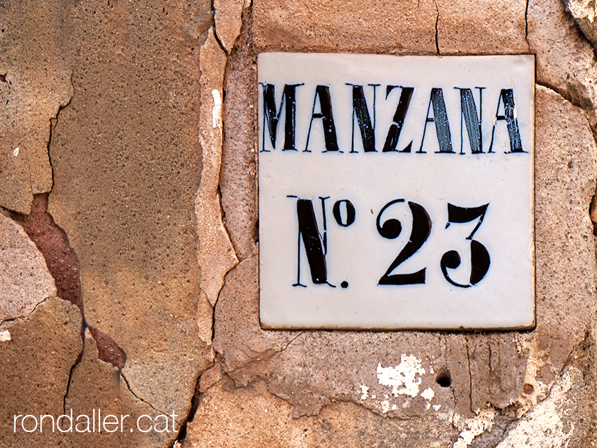 Rajola amb el text "Manzana nº 23" que indicava la divisió de la vila en illes.