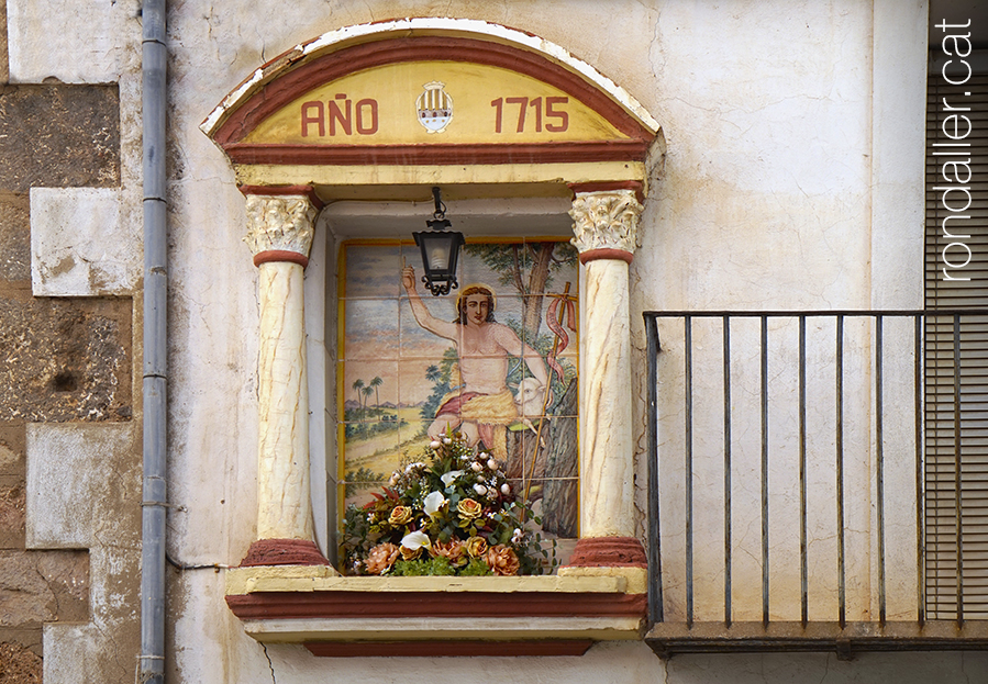 Capelleta de carrer del segle XVIII amb la imatge de sant Joan Baptista.