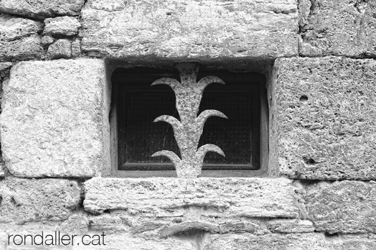 Reixa en una finestra del carrer del Puig de Banyoles.