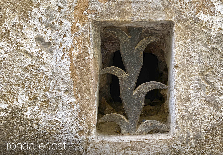 Reixa en una finestra del carrer Sense Cap de Torà.