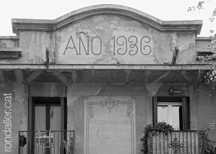 Edifici José Ballvé Bayer al carrer Alí Bey de Barcelona. Detall del coronament amb la data 1936.