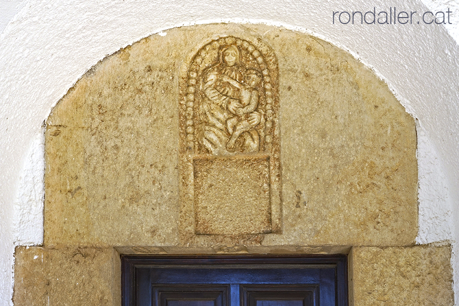 Església de l'Esperança de s'Agaró. Timpà de la porta lateral.