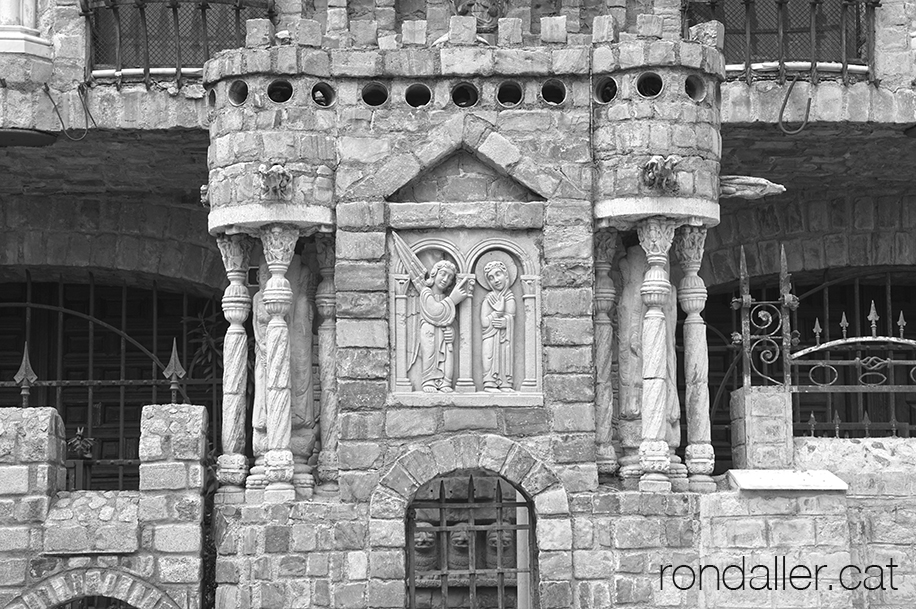 Castell de les Fonts de Terrassa. Detall de la façana principal.