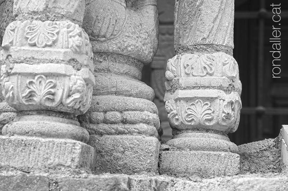 Castell de les Fonts de Terrassa. Detall d'unes columnes.