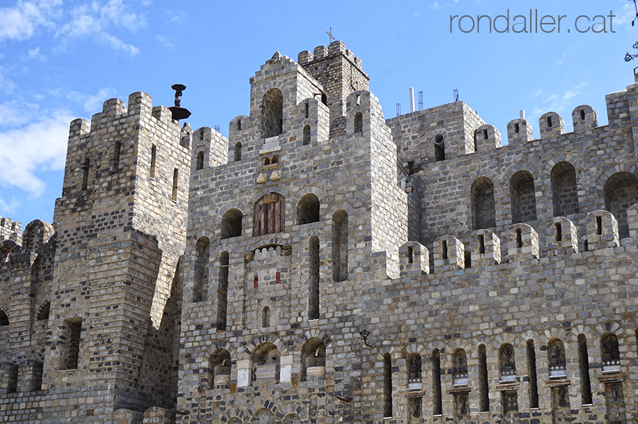 Castell de les Fonts de Terrassa. Panoràmica de la façana posterior.