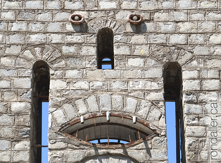 Castell de les Fonts de Terrassa. Detall d'una cara a la façana.