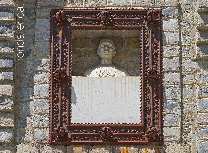 Castell de les Fonts de Terrassa. Bust d'un cardenal dins una fornícula.