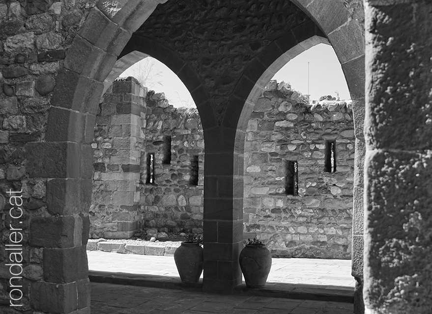 Castell cartoixa de Vallparadís. Arcades del claustre inferior.