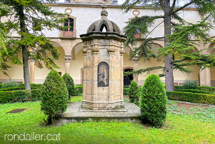 Santuari de Sant Ramon. Pou de la cisterna del claustre.