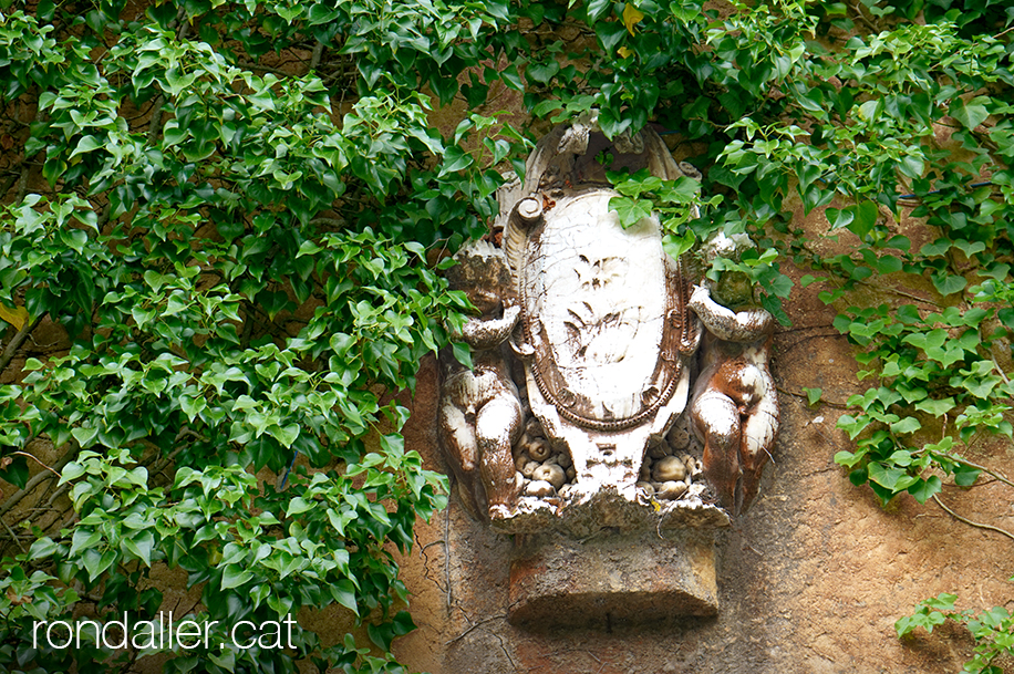 Jardins de Santa Clotilde. Escut heràldic a l'entrada del recinte.