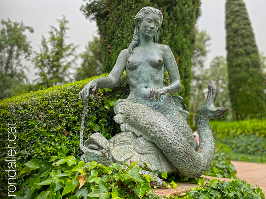 Jardins de Santa Clotilde. Escultura d'una sirena executada per Maria Llimona.