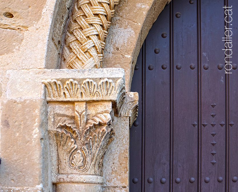 Capitell romànic a la portalada de l'església de Santa Maria.