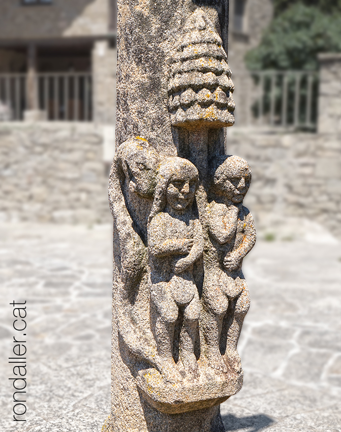 Creu de terme de Talamanca amb Adam, Eva i la serp.