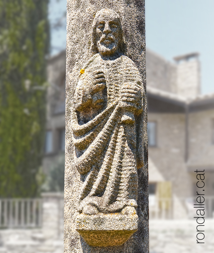 Creu de terme de Talamanca amb l'escultura de sant Joan amb el calze.