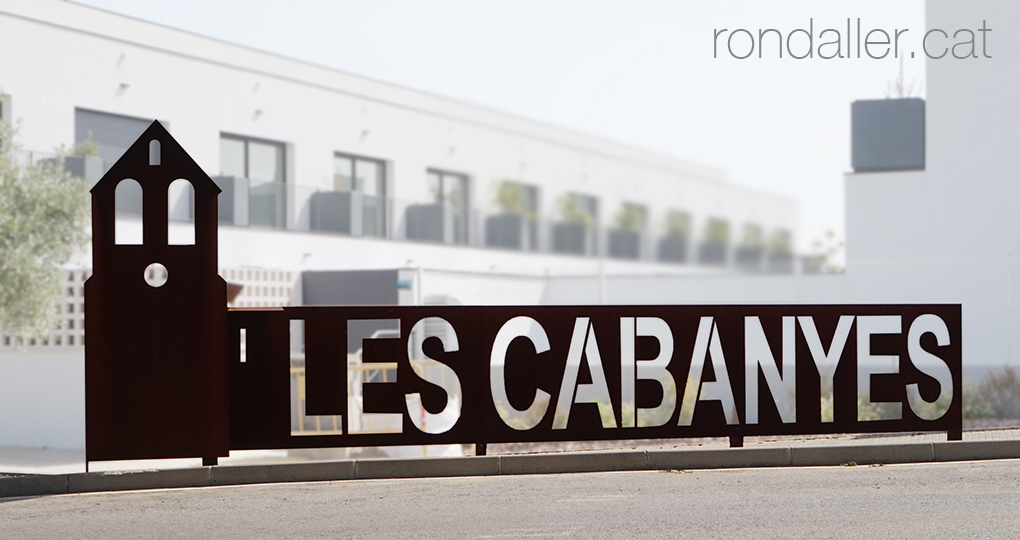 Itinerari per les Cabanyes. Monument a l'entrada de la vila amb el nom de la població.