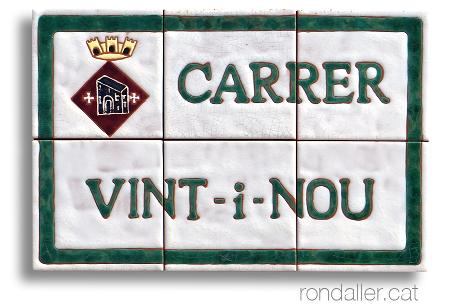 Placa ceràmica amb el nom del carrer Vint-i-Nou.