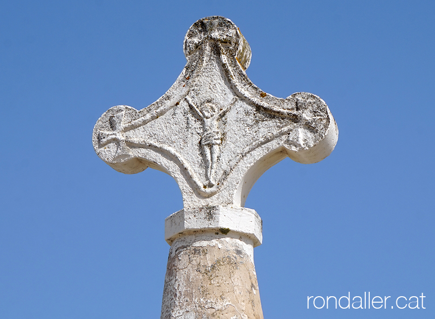 Itinerari per les Cabanyes. Detall de la creu de terme.