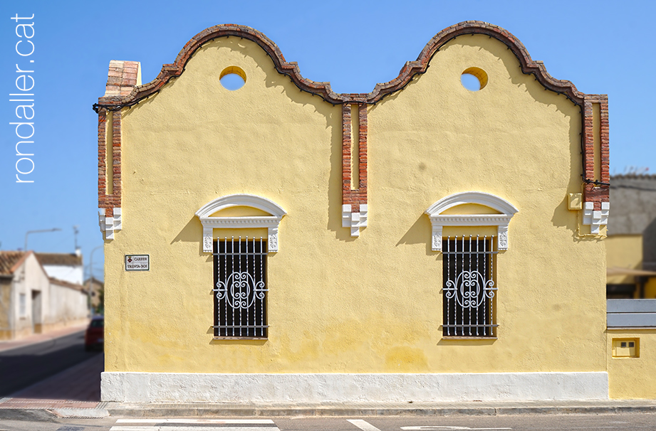 Itinerari per les Cabanyes. Habitatges noucentiste a l'entrada de la població.