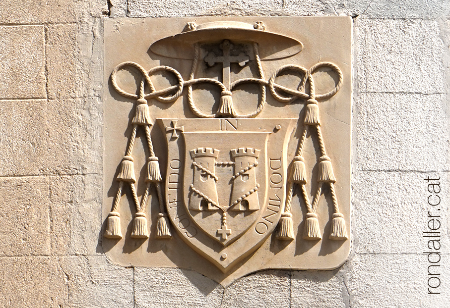 Escut heràldic del bisbe torres i Bages a la façana de l'església de Sant Valentí.