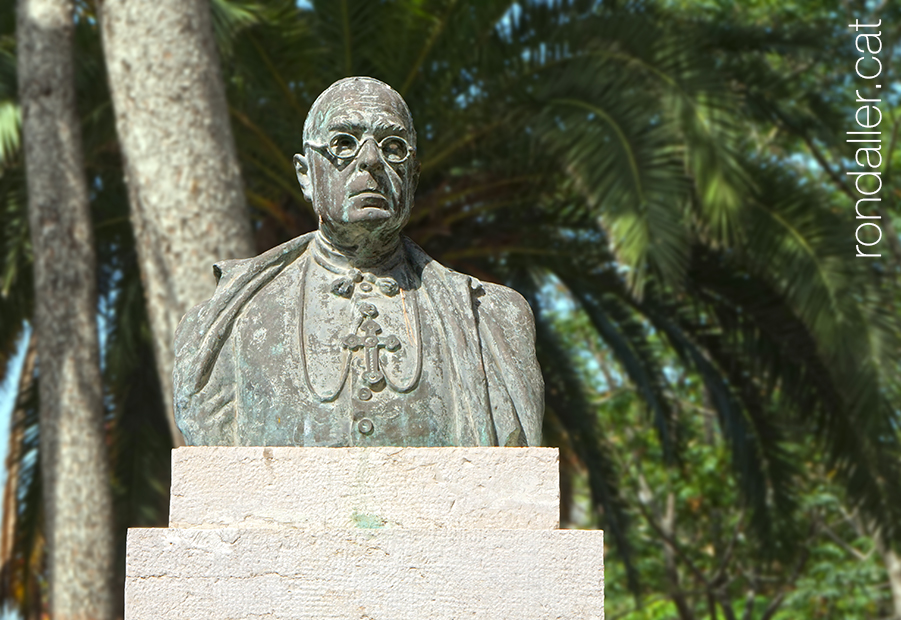 Itinerari per les Cabanyes. Bust del bisbe Torras i Bages.