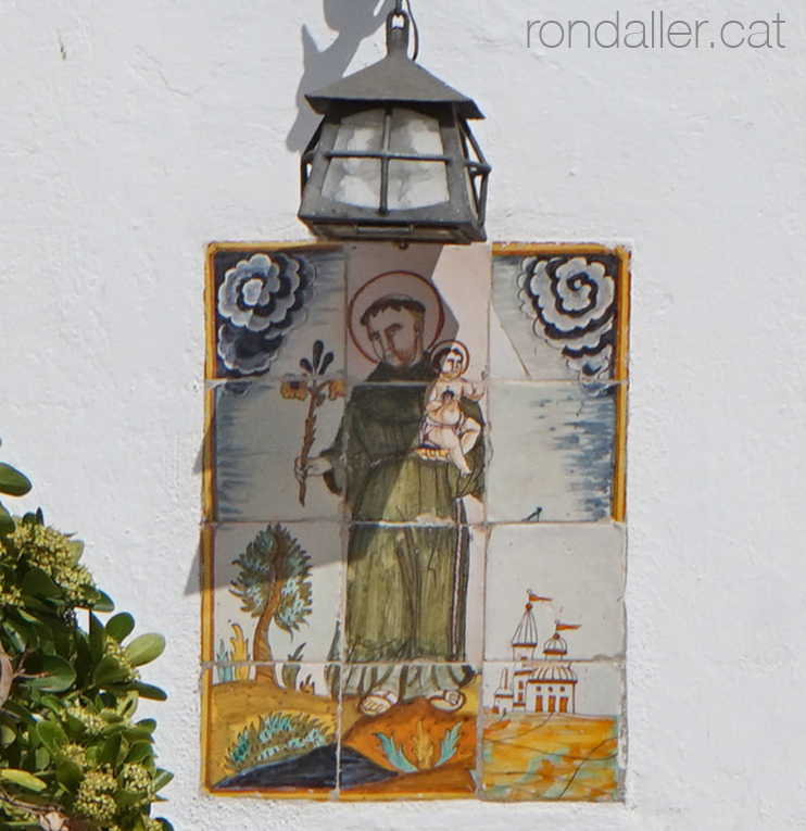 Plafó ceràmic amb la imatge de sant Antoni de Pàdua, a l'entrada de l Mas Gomà.