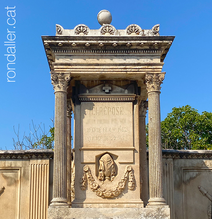 Enterraments a Narbona. Panteó del segle XIX amb l'aparença d'un templet clàssic.