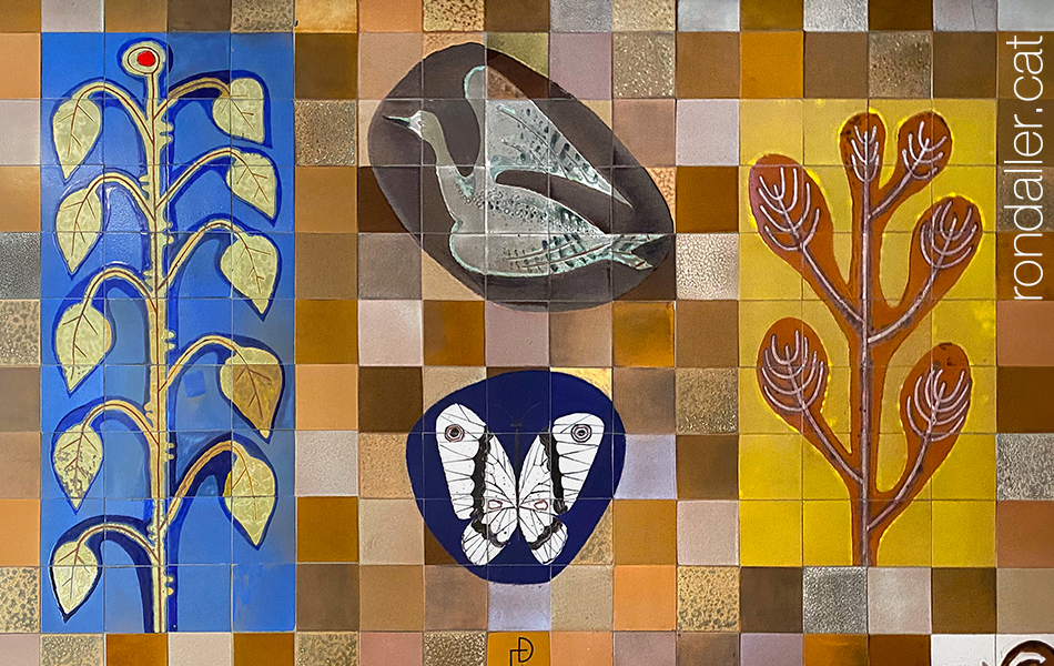 Mosaic de Domènec Fita a Barcelona representant fauna i formes vegetals.