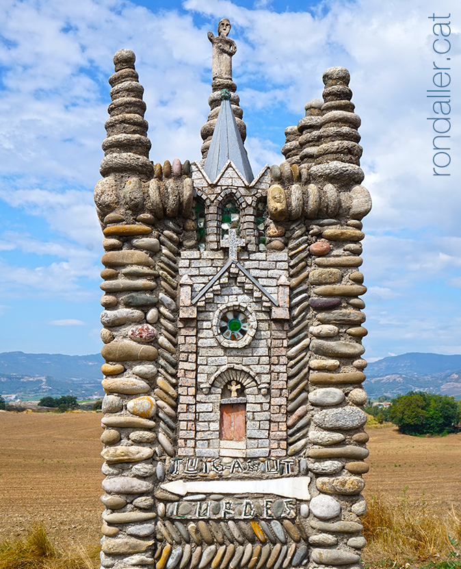 Santuari de Puig-agut de Manlleu. Pedró fet amb còdols per Pere Vila Farrés.