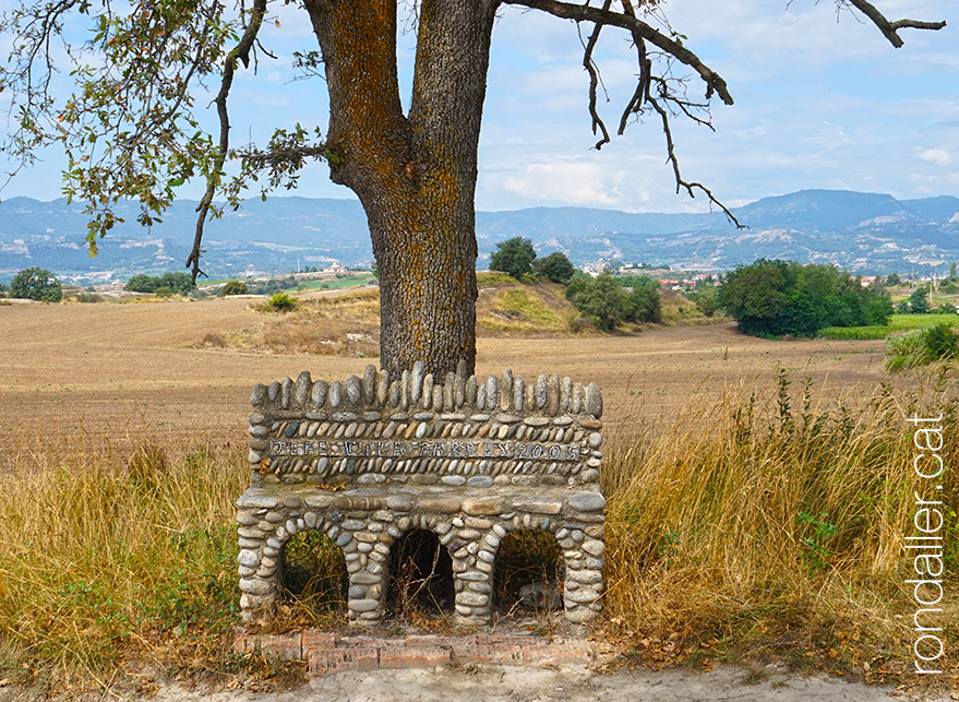 Santuari de Puig-agut de Manlleu. Banc de pedra sota una alzina.