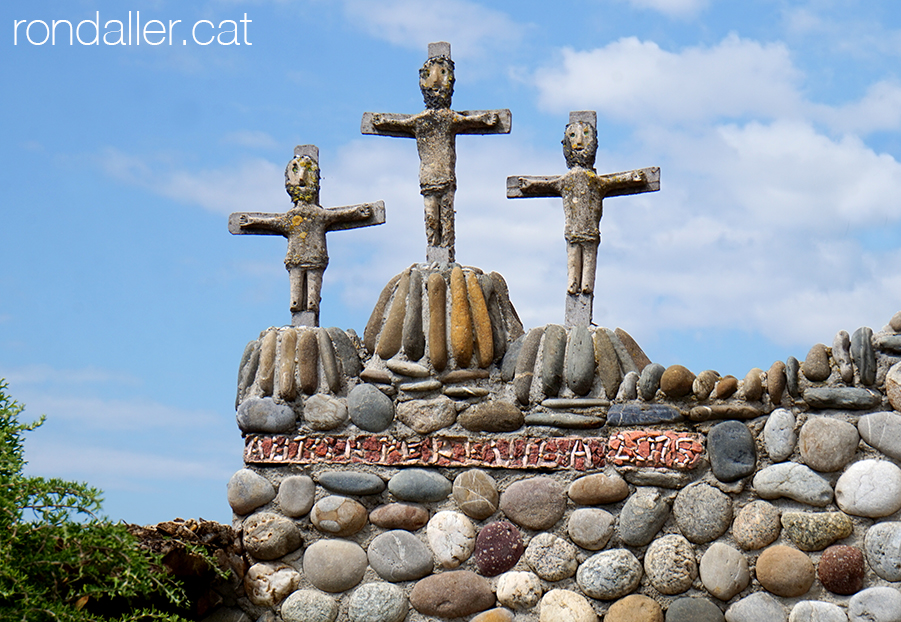 Santuari de Puig-agut de Manlleu. Crucifixió feta amb còdols per Pere Vila.