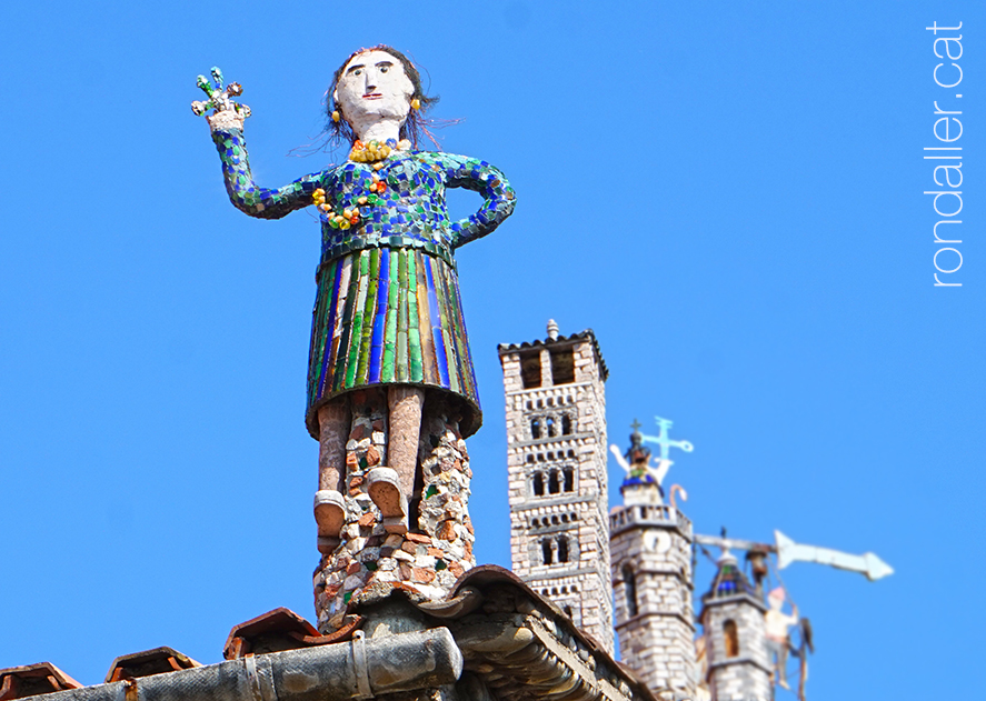 Casa de Pere Vila de Manlleu. Escultura femenina a la teulada.