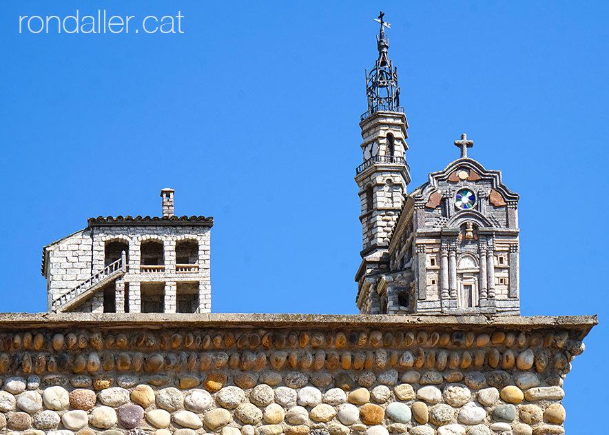 Casa de Pere Vila de Manlleu. Miniatura d'una casa i d'una església a la teulada.