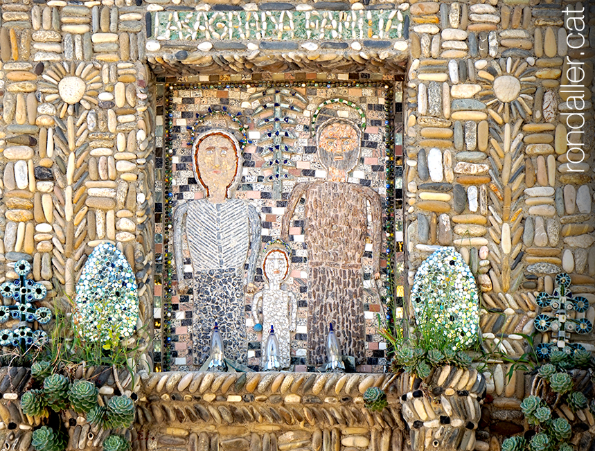 Casa de Pere Vila de Manlleu. Fornícula amb un mosaic de la Sagrada Família.