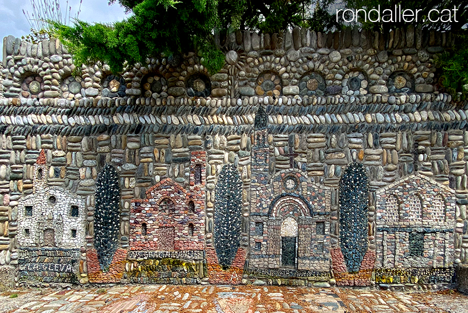 Santuari de Puig-agut de Manlleu. Mosaic fet per Pere Vila, amb diverses esglésies.