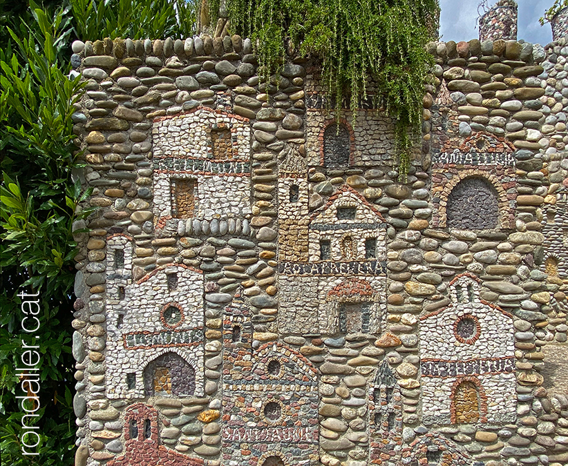 Santuari de Puig-agut de Manlleu. Mosaic fet per Pere Vila, amb diverses esglésies.