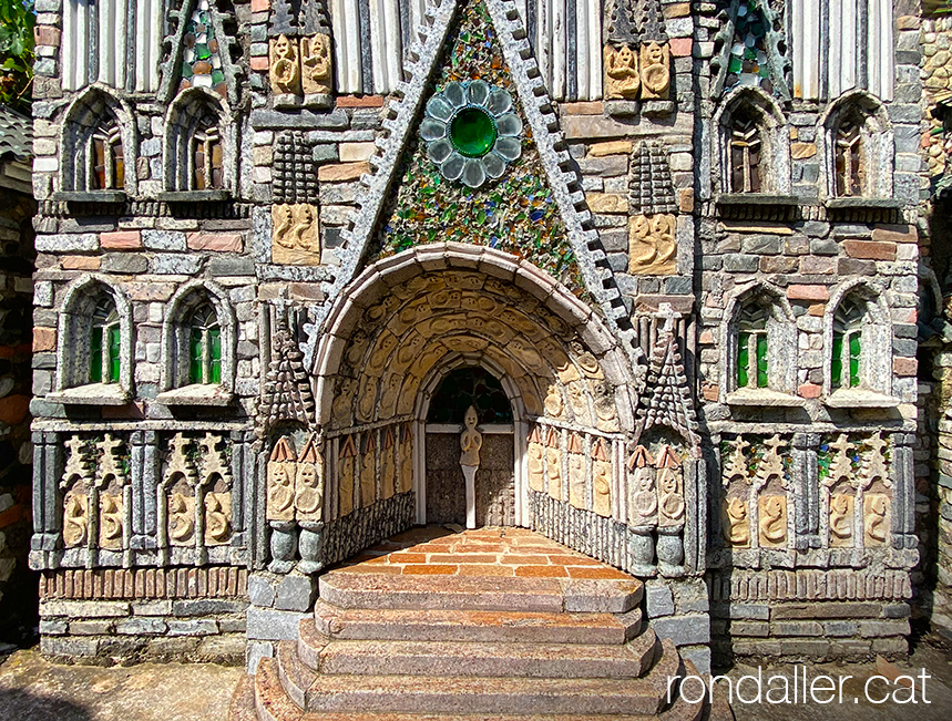 Casa de Pere Vila de Manlleu. Detall de la miniatura de la catedral de Barcelona.