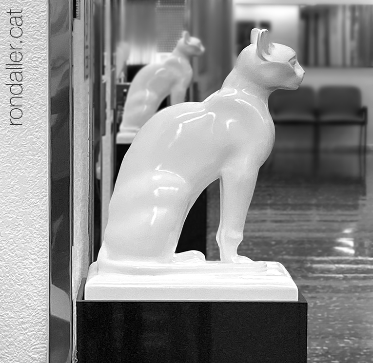 Escultura d'un gat blanc representant la deessa egípcia Bastet.