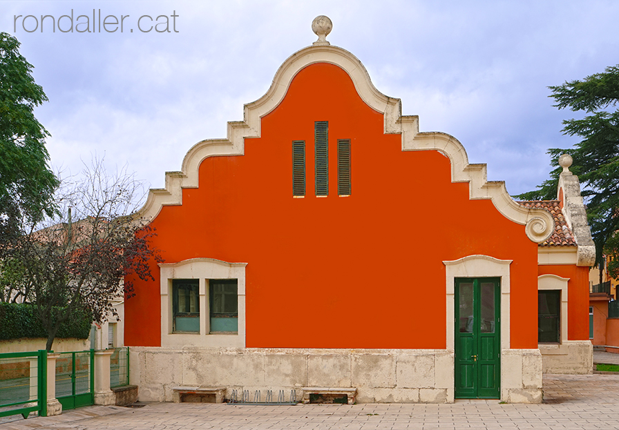 Escoles Velles de Sant Llorenç Savall, projectades per Antoni Falguera i Sivilla.