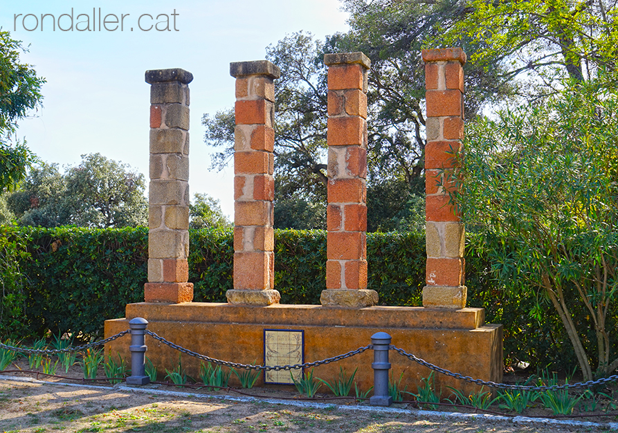 Monument dedicat a les persones que visiten el recinte, consistent en quatre columnes de pedra.