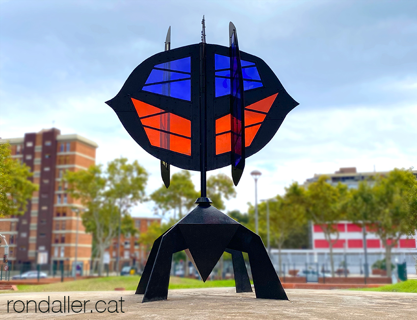 Plaça Roja de Badalona. Escultura mòbil de Francesc Fornells-Pla.