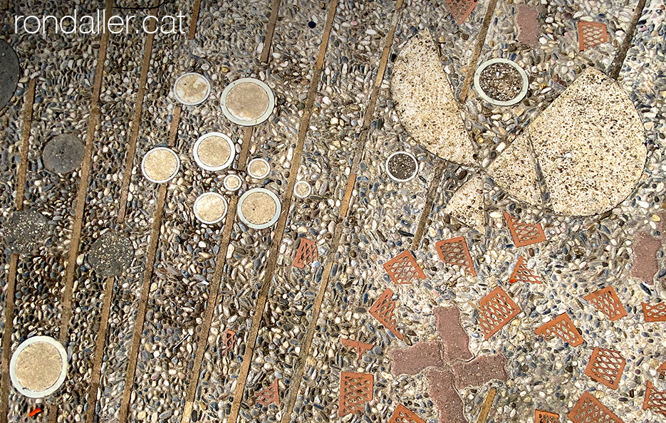 Plaça Roja de Badalona. Mosaic amb peces reciclades de Joan-Josep Tharrats.