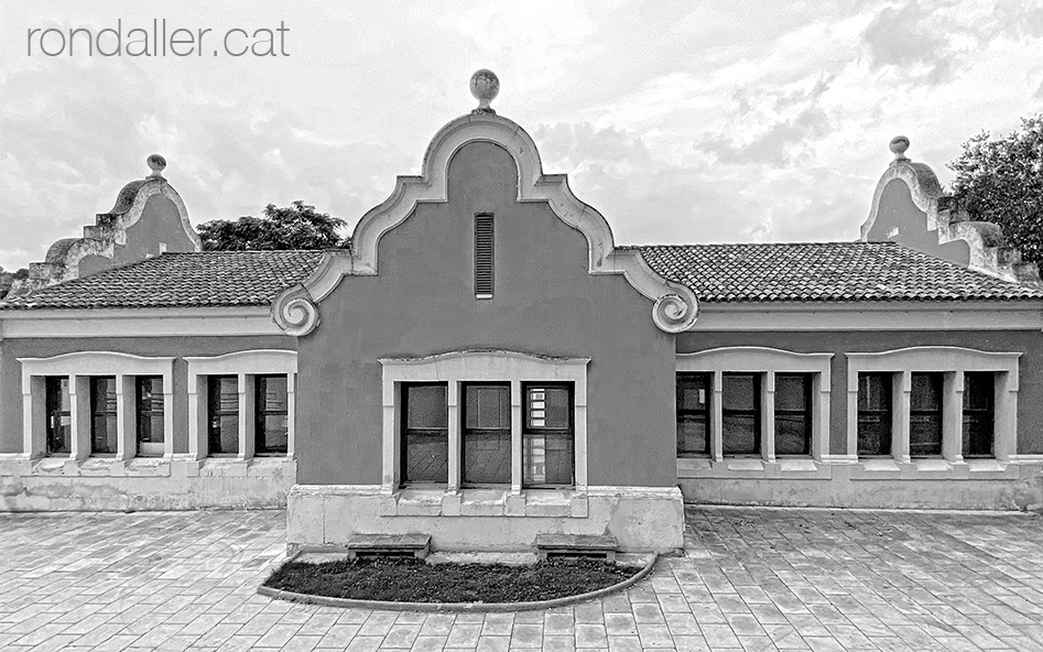 Escoles Velles de Sant Llorenç Savall, projectades per Antoni Falguera i Sivilla.