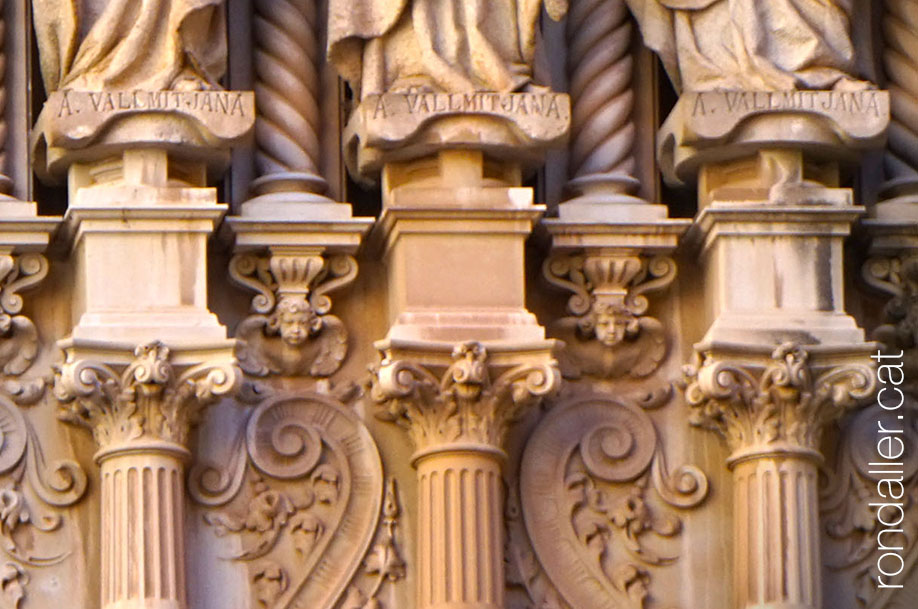 Atri de la basílica de Montserrat. Escultures executades per Agapit Vallmitjana.