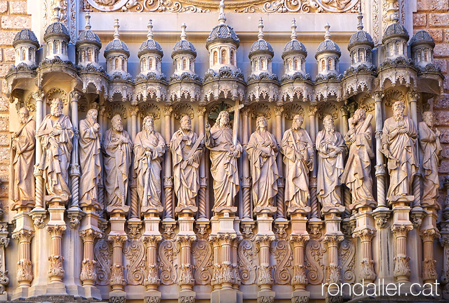 Atri de la basílica de Montserrat. Escultures executades per Agapit Vallmitjana.